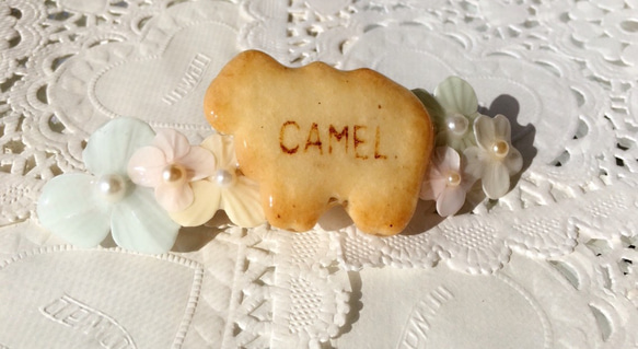 お花畑を歩くcamelバレッタ 2枚目の画像