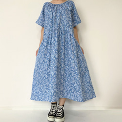 天藍色*柔軟的雙層紗布的小花朵圖案*寬鬆的短袖插肩連衣裙* 100％棉 第3張的照片