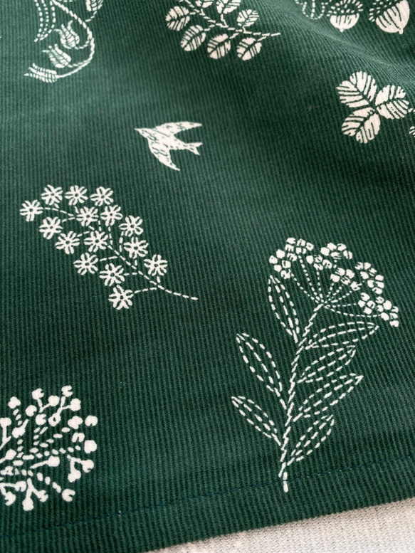 針線刺繡風格 * 白色鳥和花卉圖案 * 冬季寬鬆連肩連衣裙 * 溫暖燈芯絨 * 長袖 * 100% 棉 * 綠色 第7張的照片