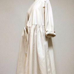 リボン結びの羽織りワンピース：オフホワイト 2枚目の画像