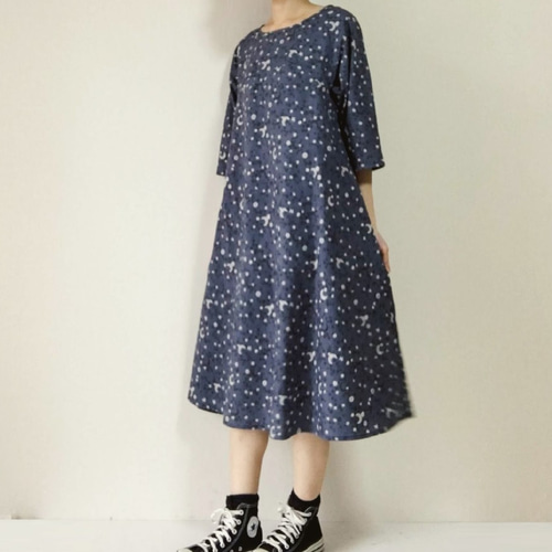 ナイルパーチ雲と星、月のデザインの夜空柄半袖ワンピース♡ 月と星くず＊五分袖のシンプルフレアワンピース＊夜空柄 ワンピース