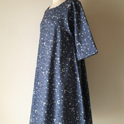 月と星くず＊五分袖のシンプルフレアワンピース＊夜空柄 ワンピース