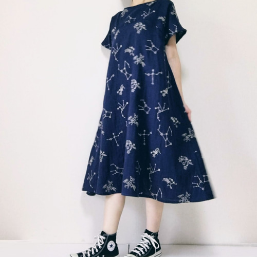 刺繍の星座柄＊やさしいダブルガーゼのフレアワンピース＊夜空