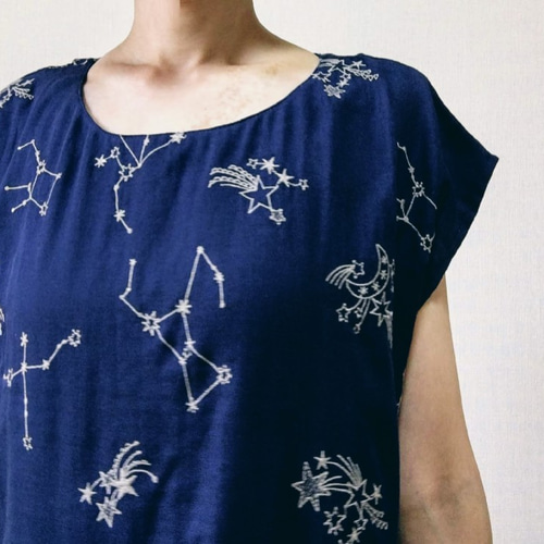 ビュルデサボン　秋の七草刺繍ギャザーワンピース　ネイビー bulle de savon（ビュルデサボン）の「秋の七草刺しゅう