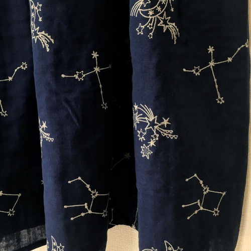 ビュルデサボン　秋の七草刺繍ギャザーワンピース　ネイビー bulle de savon（ビュルデサボン）の「秋の七草刺しゅう