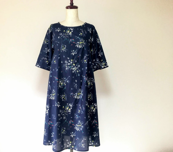 散落花朵的喇叭形連衣裙*簡單的半袖*深海軍藍* 100％棉 第5張的照片