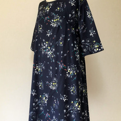 散落花朵的喇叭形連衣裙*簡單的半袖*深海軍藍* 100％棉 第8張的照片