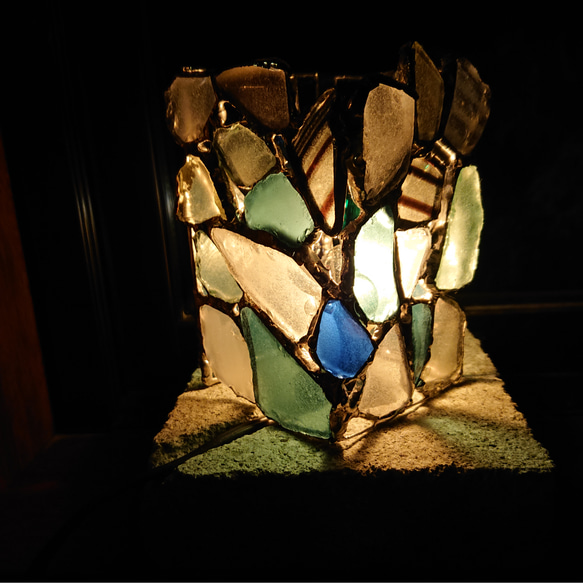 ステンドグラスとシーグラスのランプ#1 大谷石の台、ランプ付き 3枚目の画像