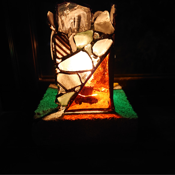 ステンドグラスとシーグラスのランプ#4   大谷石の台座、ランプ付き 3枚目の画像