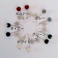 ≪送料無料≫雪の結晶とベルベットビーズのピアス☆全5色 2枚目の画像