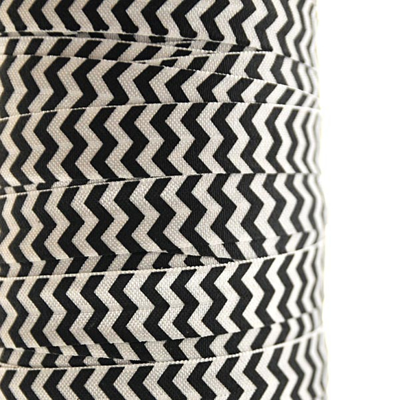 カラーゴム206　シェブロン（ブラック×ホワイト）２ｍ単位 1枚目の画像