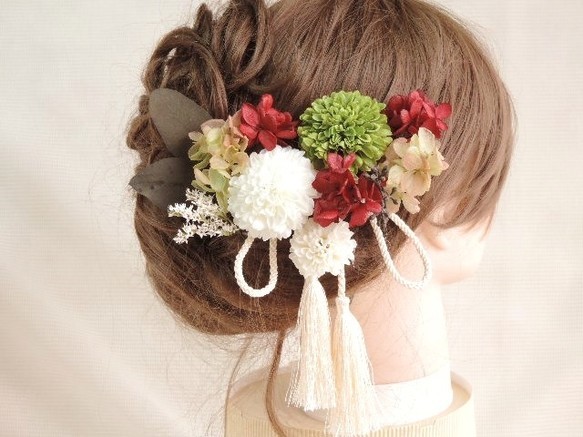 プリザーブドフラワーの結婚式髪飾り　～赤白緑～　成人式　卒業式　タッセル　紐アレンジ　シニヨンヘア　振袖髪飾り　袴　着物