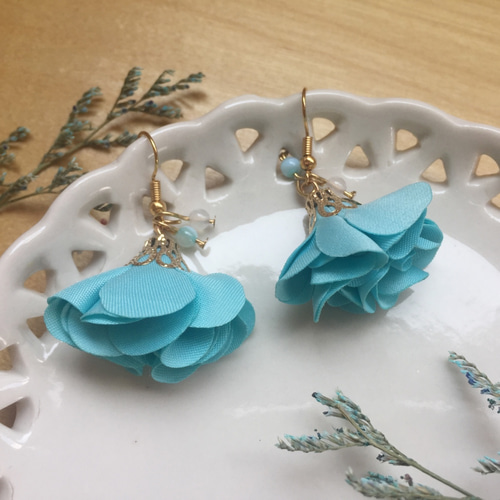 ゾーイの森の花が垂れているイヤリング青緑 ピアス（フック・チェーン