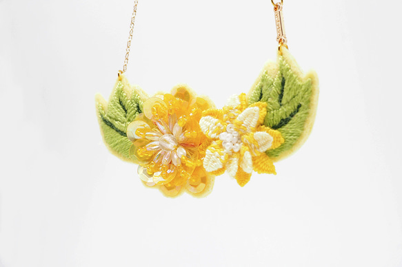 Sunflowers Sequin and Embroidery Flower Necklace *Handmade* 3枚目の画像