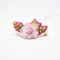 White Orchid Sequin and Embroidery Flower Necklace *Handmade 1枚目の画像