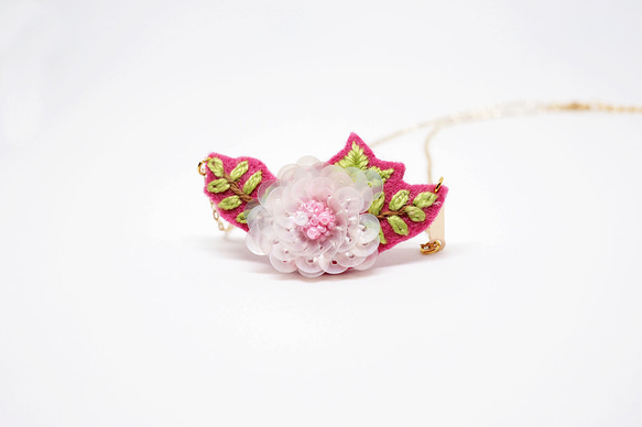 White Orchid Sequin and Embroidery Flower Necklace *Handmade 1枚目の画像