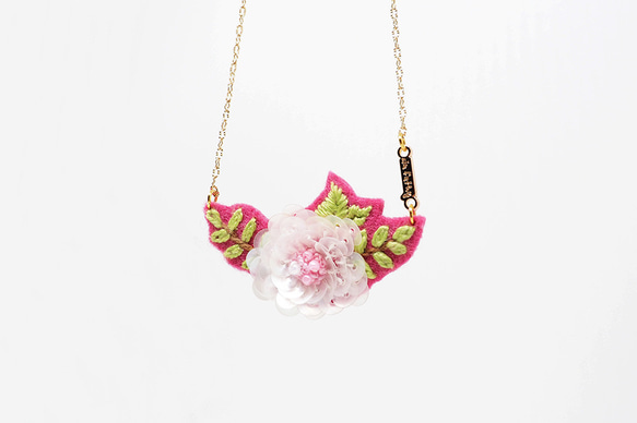 White Orchid Sequin and Embroidery Flower Necklace *Handmade 2枚目の画像