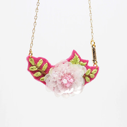 White Orchid Sequin and Embroidery Flower Necklace *Handmade 3枚目の画像