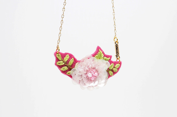 White Orchid Sequin and Embroidery Flower Necklace *Handmade 3枚目の画像