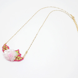 White Orchid Sequin and Embroidery Flower Necklace *Handmade 4枚目の画像