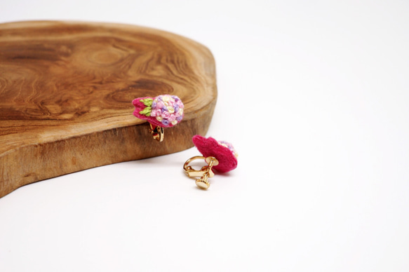 Mini Hydrangeas (Fuchsine)Embroidery Earrings *Handmade* 1枚目の画像