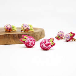 Mini Hydrangeas (Fuchsine)Embroidery Earrings *Handmade* 3枚目の画像