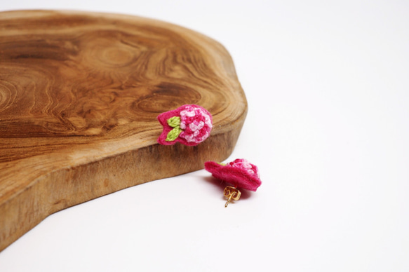 Mini Hydrangeas (Fuchsine)Embroidery Earrings *Handmade* 2枚目の画像