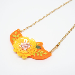 Fresh Orange with Yellow Sequin and Embroidery Flower Neckla 2枚目の画像