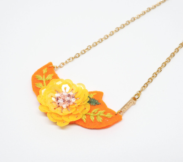 Fresh Orange with Yellow Sequin and Embroidery Flower Neckla 2枚目の画像