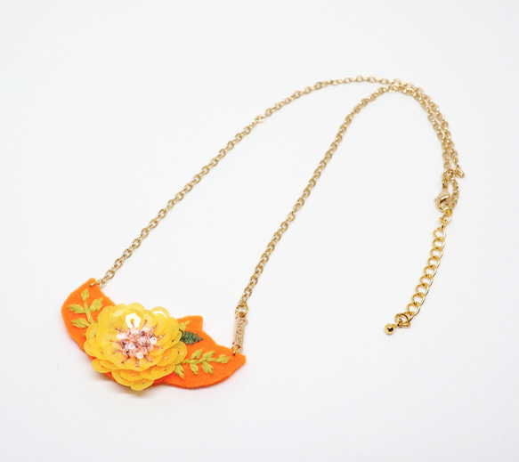 Fresh Orange with Yellow Sequin and Embroidery Flower Neckla 3枚目の画像