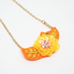 Fresh Orange with Yellow Sequin and Embroidery Flower Neckla 4枚目の画像