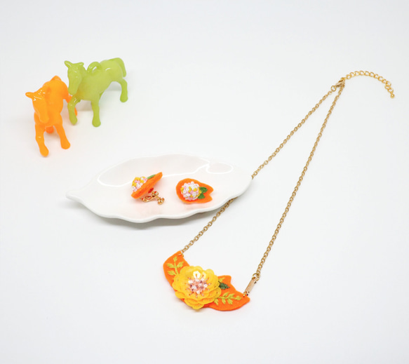 Fresh Orange with Yellow Sequin and Embroidery Flower Neckla 5枚目の画像