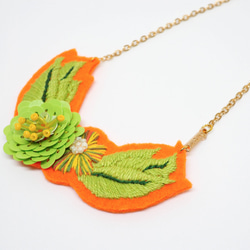 Fresh Orange with Green Sequin and Embroidery Flower Necklac 2枚目の画像