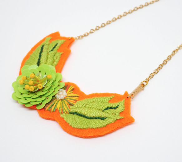 Fresh Orange with Green Sequin and Embroidery Flower Necklac 2枚目の画像