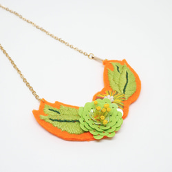 Fresh Orange with Green Sequin and Embroidery Flower Necklac 3枚目の画像