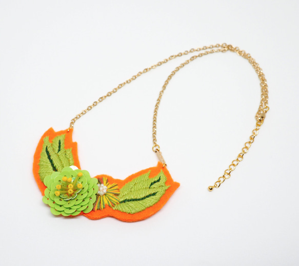 Fresh Orange with Green Sequin and Embroidery Flower Necklac 4枚目の画像