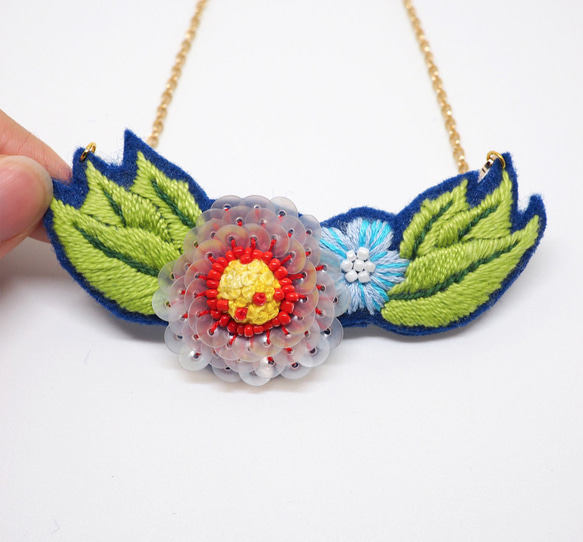 Navy Blue Sequin and Embroidery Flower Necklace *Handmade* 1枚目の画像