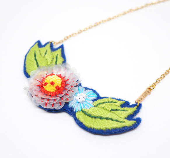 Navy Blue Sequin and Embroidery Flower Necklace *Handmade* 2枚目の画像