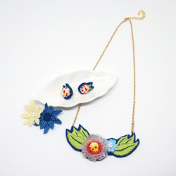 Navy Blue Sequin and Embroidery Flower Necklace *Handmade* 4枚目の画像