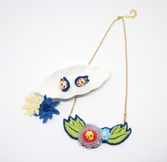Navy Blue Sequin and Embroidery Flower Necklace *Handmade* 4枚目の画像