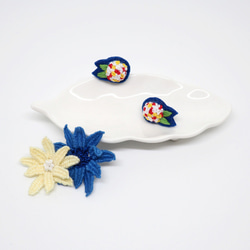 Mini Hydrangeas (Navy Blue) Embroidery Earrings *Handmade* 1枚目の画像