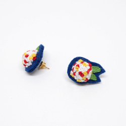 Mini Hydrangeas (Navy Blue) Embroidery Earrings *Handmade* 2枚目の画像