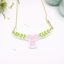 Christmas Gift Bow with Leaves Embroidery Necklace *Handmade 1枚目の画像