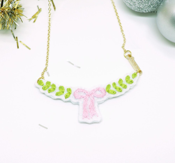 Christmas Gift Bow with Leaves Embroidery Necklace *Handmade 1枚目の画像