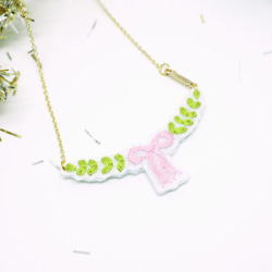 Christmas Gift Bow with Leaves Embroidery Necklace *Handmade 2枚目の画像