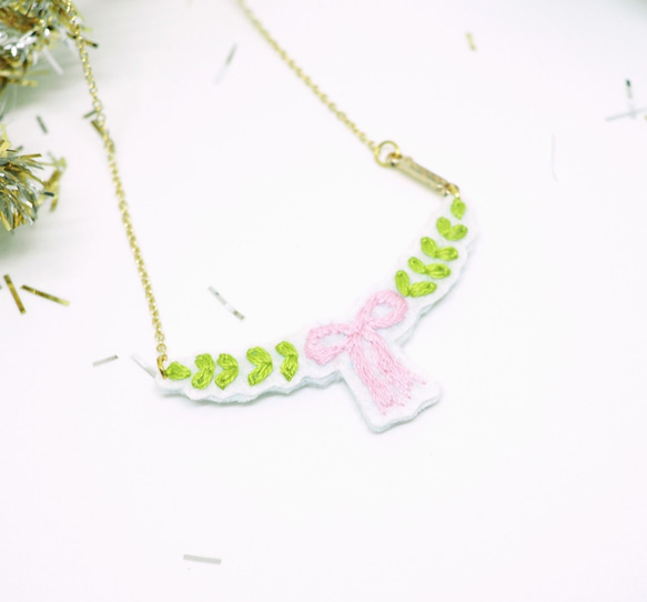 Christmas Gift Bow with Leaves Embroidery Necklace *Handmade 2枚目の画像