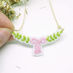 Christmas Gift Bow with Leaves Embroidery Necklace *Handmade 3枚目の画像