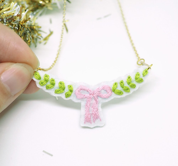 Christmas Gift Bow with Leaves Embroidery Necklace *Handmade 3枚目の画像