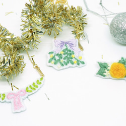 Christmas Gift Bow with Leaves Embroidery Necklace *Handmade 4枚目の画像