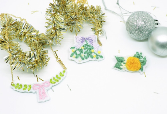 Christmas Gift Bow with Leaves Embroidery Necklace *Handmade 4枚目の画像